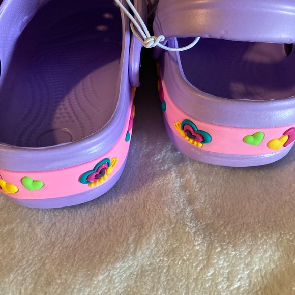 NWT girls Clogs purple with butterfly design - Picture 3 of 6